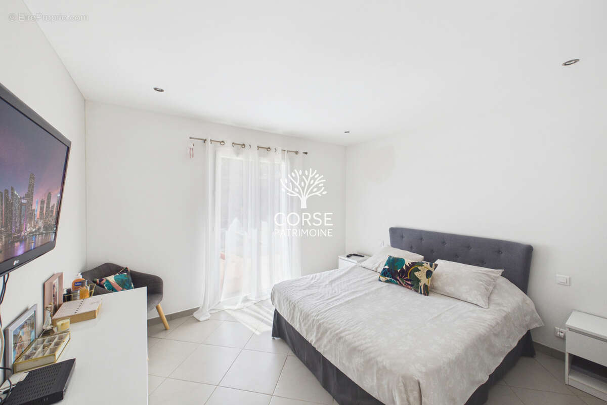 Maison avec piscine et dépendance - photo 15