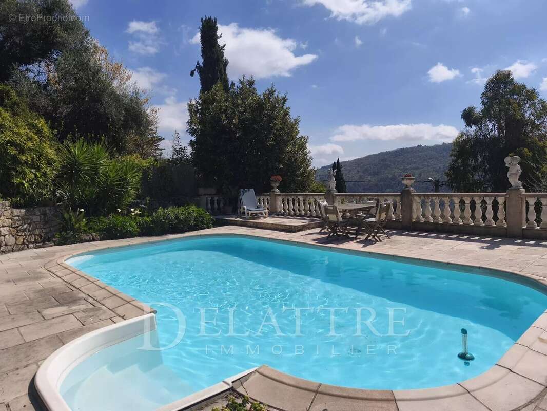 Maison à CHATEAUNEUF-GRASSE