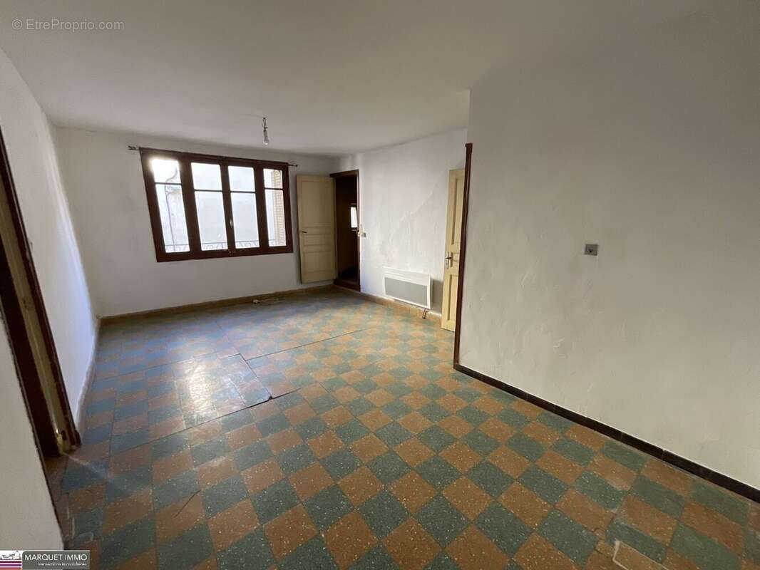 Beau potentiel pour cette maison de village T3 offrant 90 m² avec cour, garage, à rénover selon toutes vos envies ! - photo 13