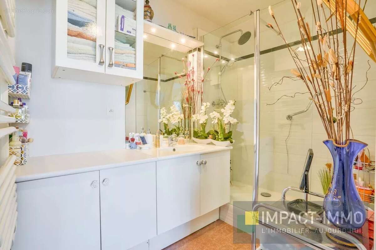 Appartement à COURBEVOIE