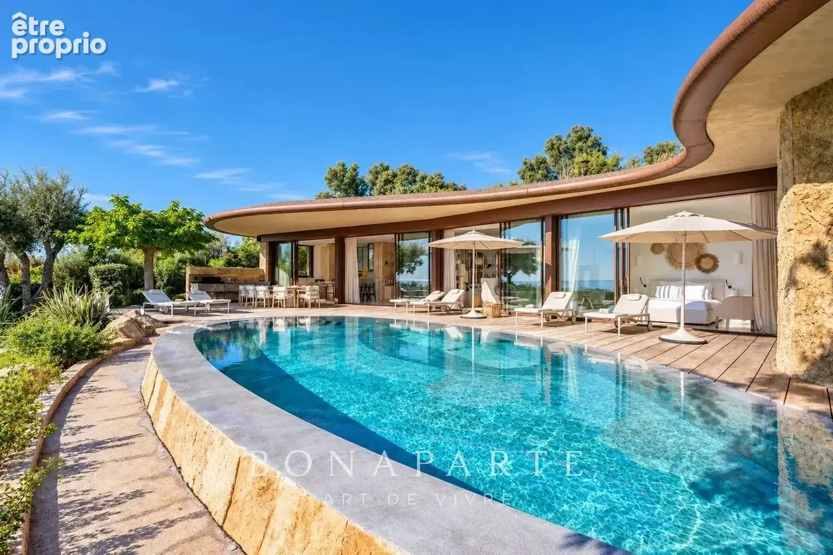RAMATUELLE – PLAGE DE PAMPELONNE: Villa contemporaine d’exception avec vue panoramique sur la Méditerranée - photo 2