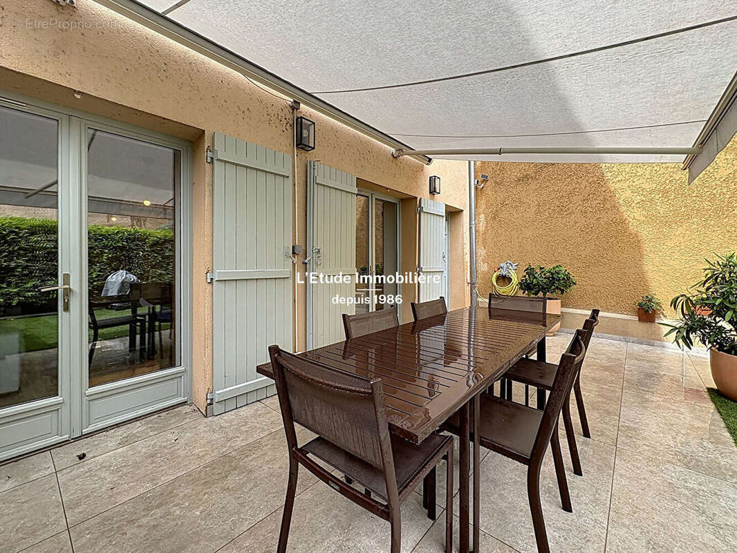 A VENDRE Maison Caluire LE BOURG 6 pièce(s) 136.30 m2 avec jardinet et Terrasse - photo 2