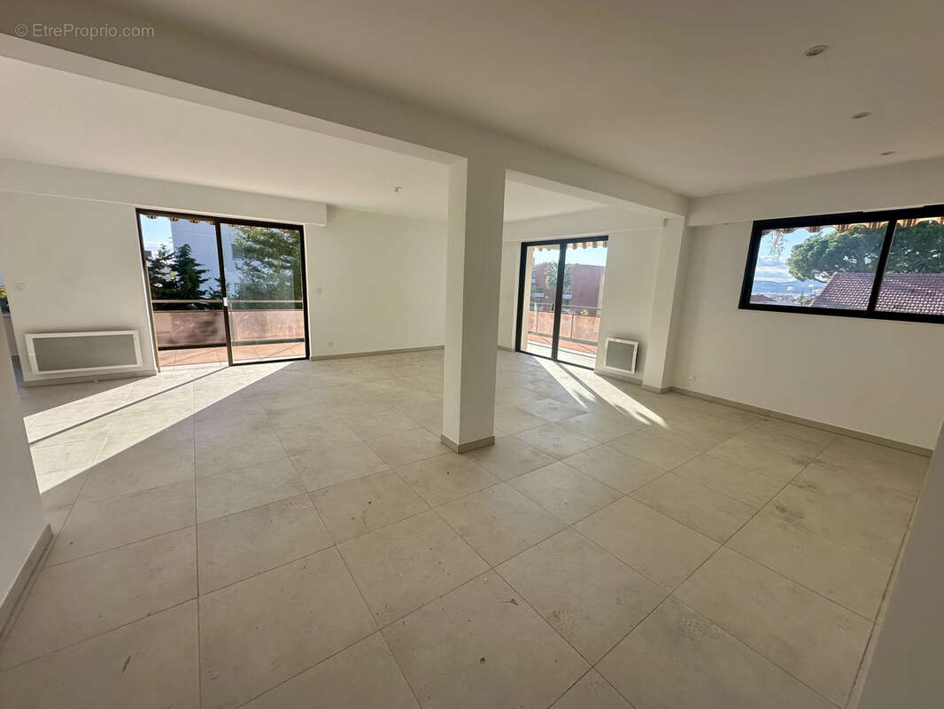 Appartement à SAINT-LAURENT-DU-VAR