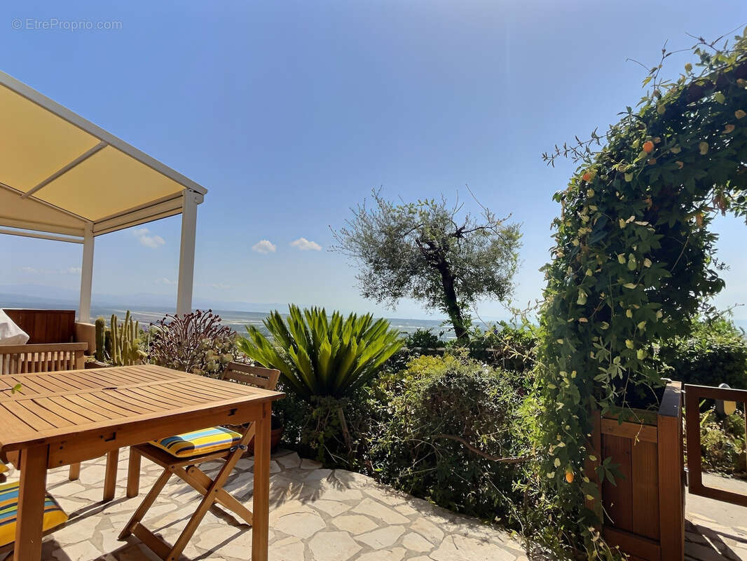 T3 avec vue mer exceptionnelle et iles - stationnements - photo 2