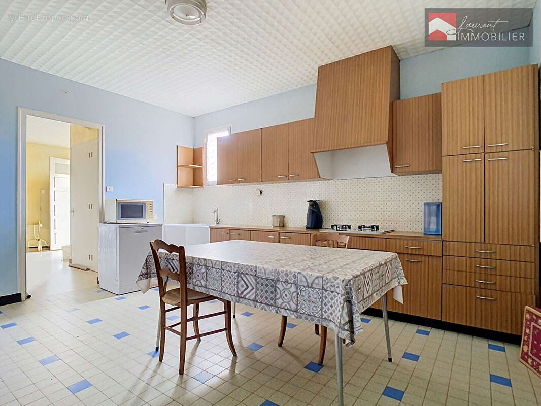 Ensemble immobilier avec maison d'habitation, ancienne ferme, nombreuses dépendances et terrain de 6 236 m² - photo 5