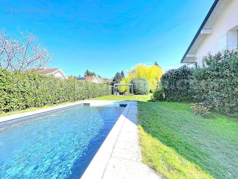 Villa_Maison_loisin_secteur_calme_pièces_rare_Atypique_frontière_Suisse_Genève_Tram_ceva_bus_SUPERBE_BEAUX_VOLUMES_FRONTALIERS_salon_séjour_cuisine_ouverte_américaine_Piscine_combles_aménagé_salle_de_sport_jardin_ - Maison à LOISIN