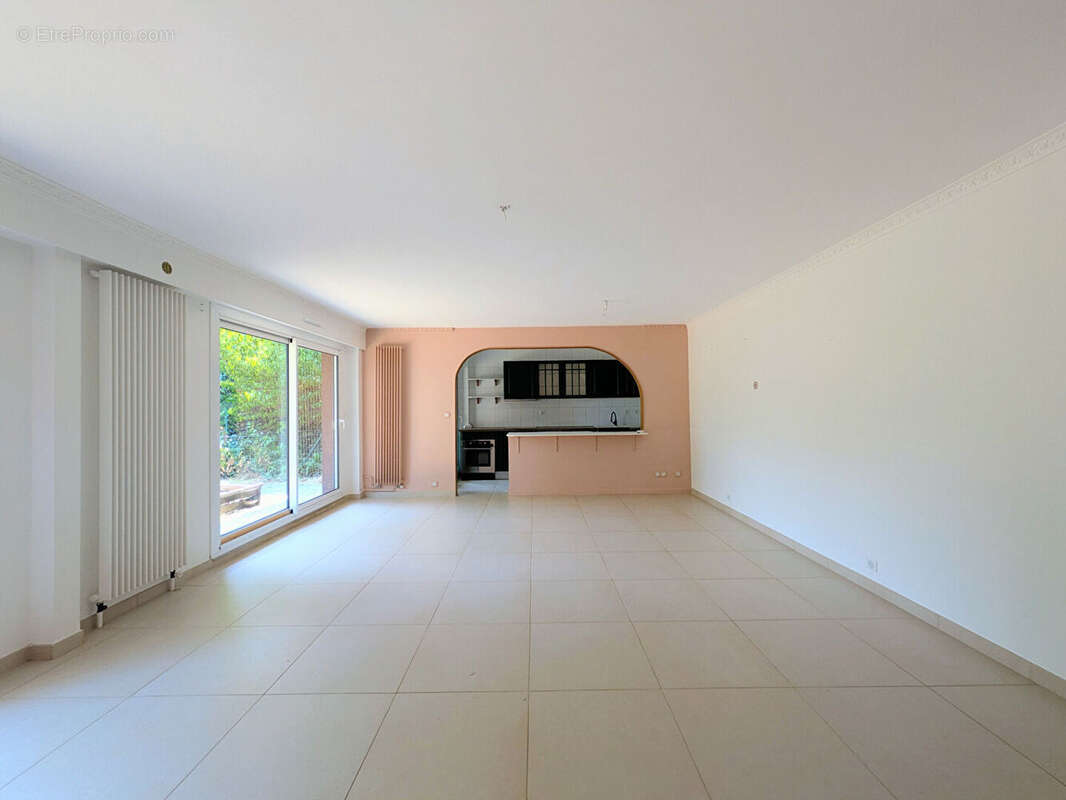 Le Plessis-Robinson, T4 de 96,05 m² en rez-de-jardin avec terrasse et jardin privatif - photo 4