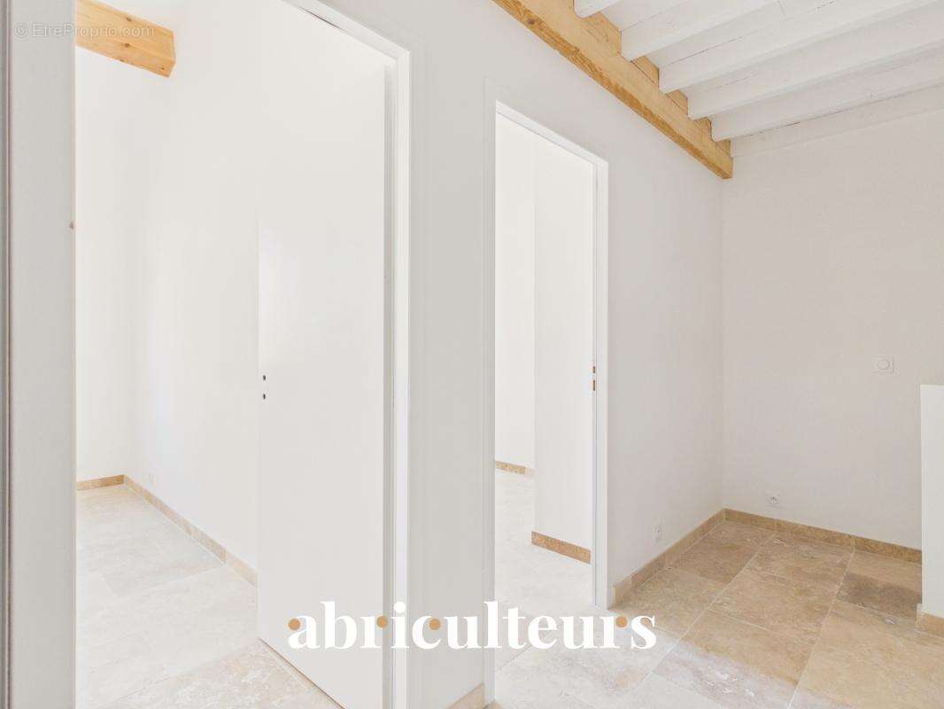Maison de village rénovée, toutes commodités à pied en vente à Lambesc (13410) - photo 10