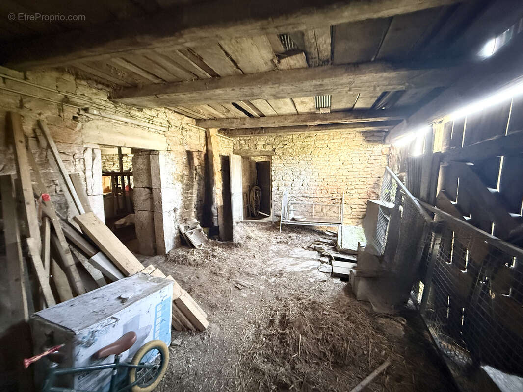 Maison à MONTROND-LE-CHATEAU