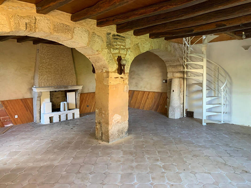 Maison à JOURS-LES-BAIGNEUX