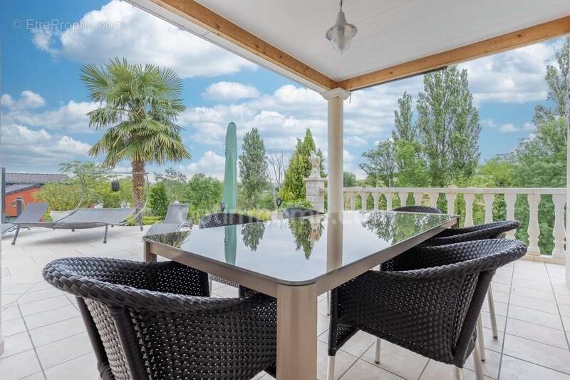 Maison à CREUZIER-LE-VIEUX