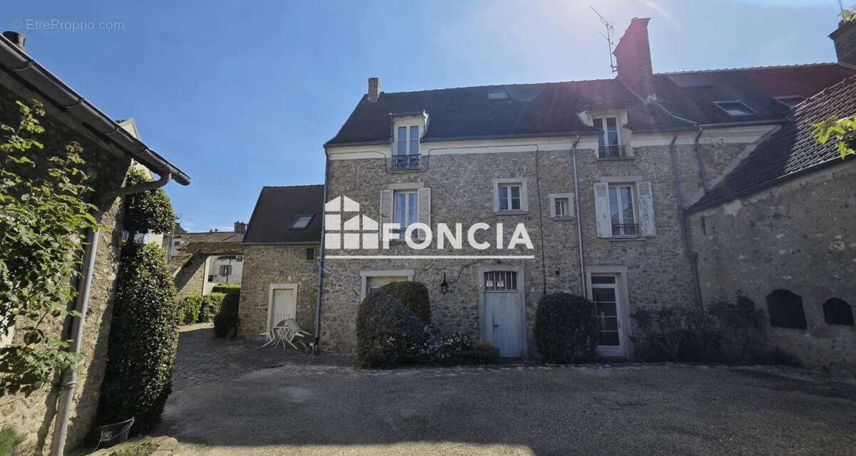 Propriété de rapport en plein centre de jouars-pontchartrain - photo 2