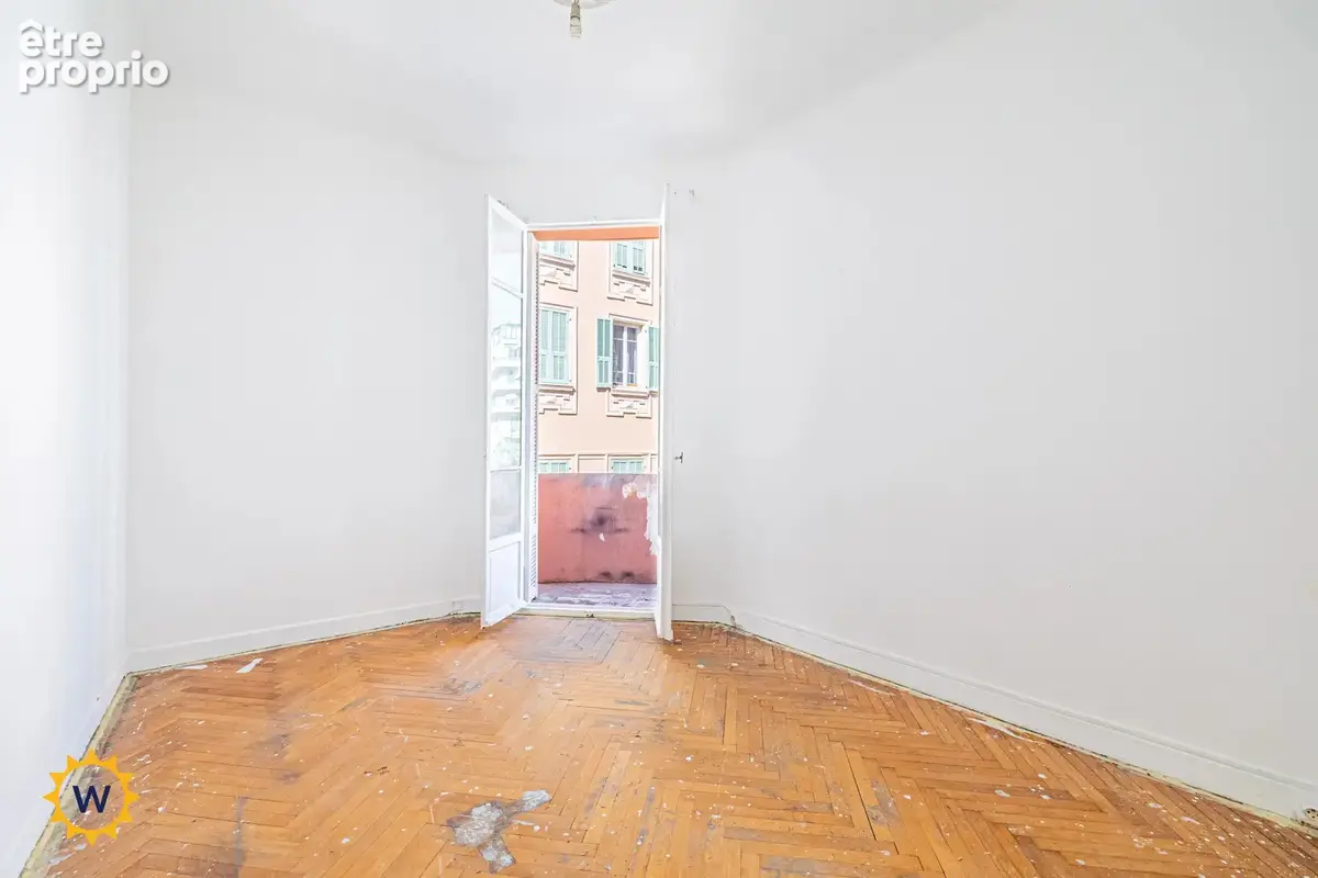 NICE RUE DE FRANCE / FLEURS / RUE CLAUDIA - 2 pièces de 38 m2 avec balcons, à rénover, idéal investissement locatif ! Proche pro - photo 3