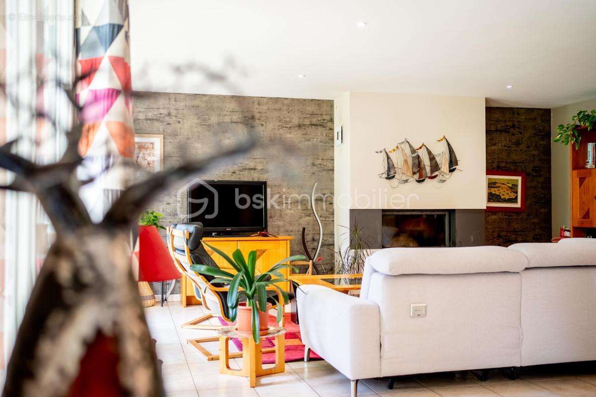 Maison familiale de 223m² en plein coeur de Bréal sous Montfort - photo 2