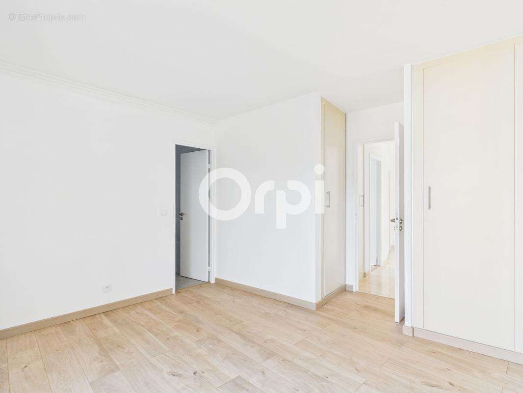 Cannes marina - renove - etage eleve - t4 traversant - orientation sud ouest nord - photo 9