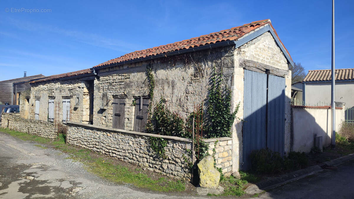 Maison  Atypique Thaire  à Finir de rénover - photo 5