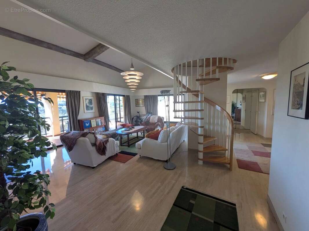 Appartement à MOUGINS