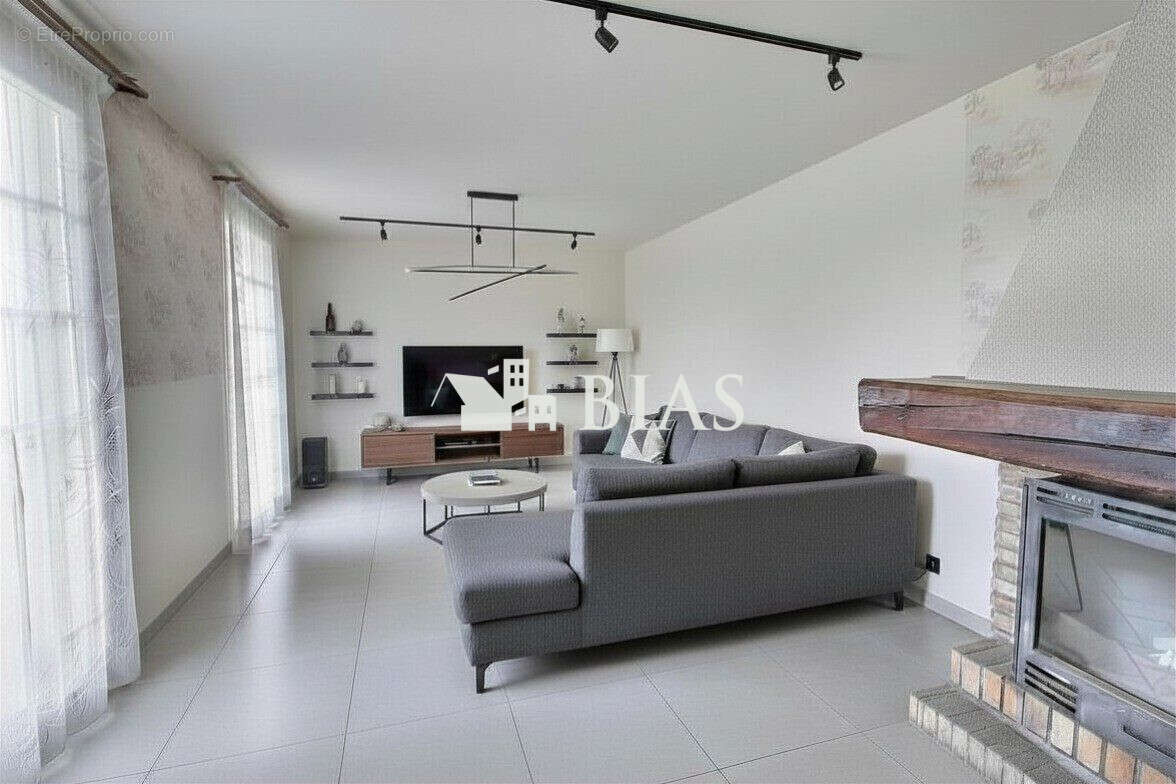 Photo transformée avec l'IA - Maison à BUCHY