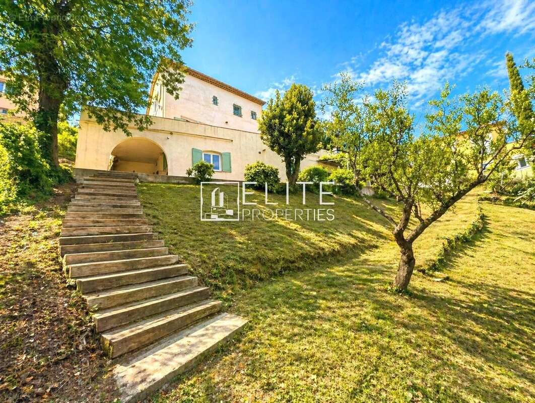Maison à LA ROQUETTE-SUR-SIAGNE