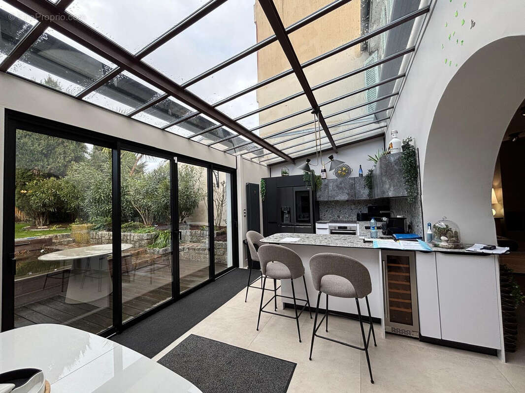 Demeure ancienne de 180 m2 avec son studio. renovee en 2022 sur un terrain clos de 300 m2 .au coeur de la roch - photo 10