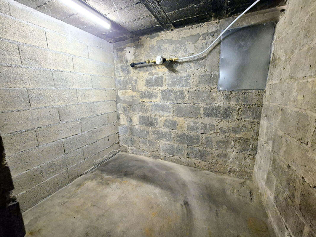 Commerce à LES CLAYES-SOUS-BOIS