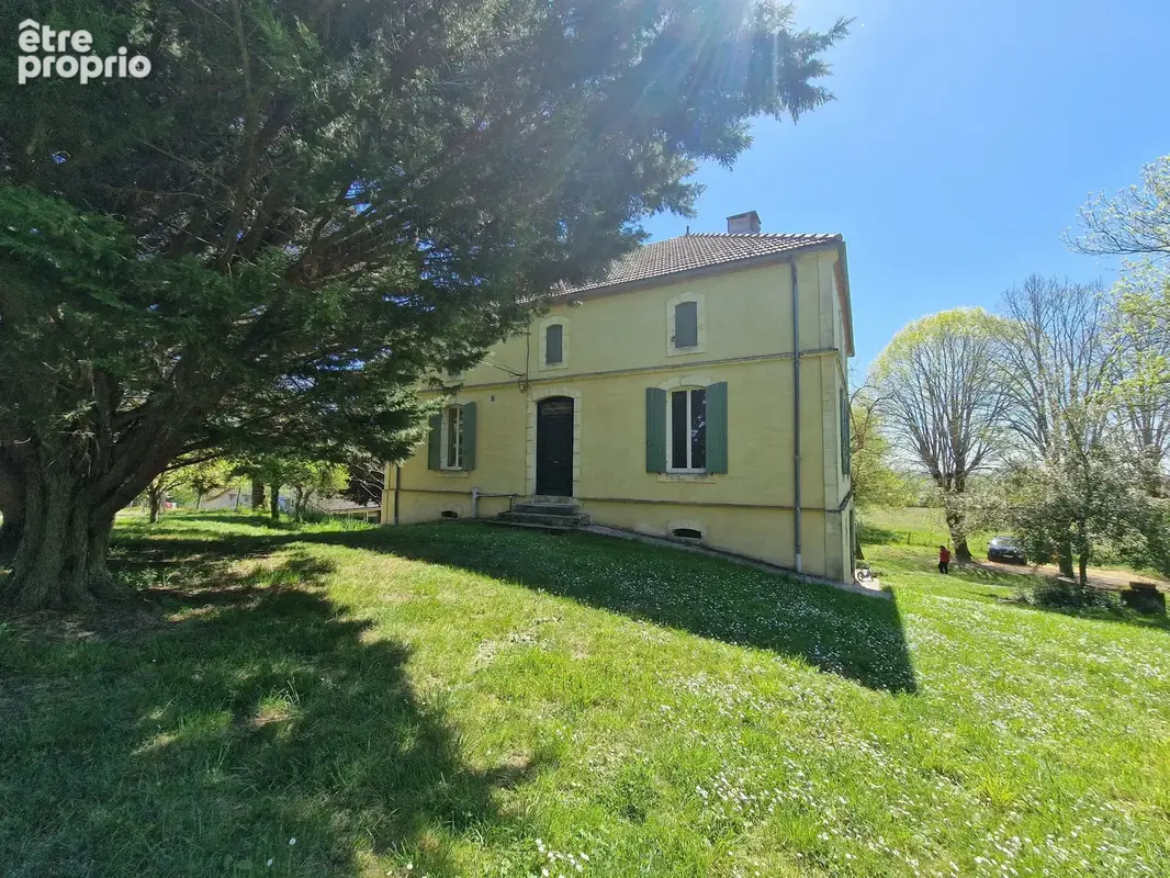 Maison de maitre à l'entrée du village - photo 16