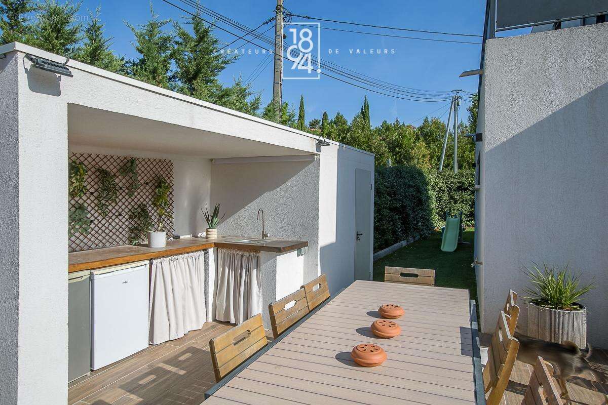 Maison À Vendre T4 Marseille 13011  Eoures  Villa familiale de 112m²  Jardin et piscine  Suite parentale en rez-de-chaussée  Sta - photo 4