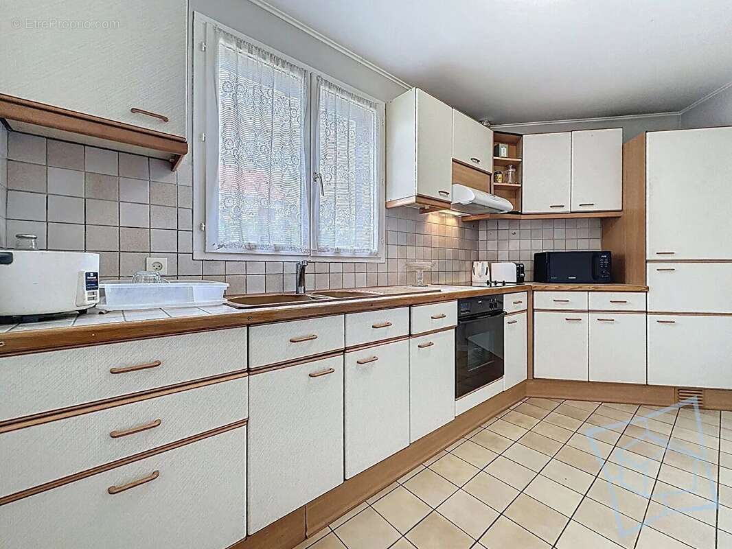 Maison à VOISINS-LE-BRETONNEUX