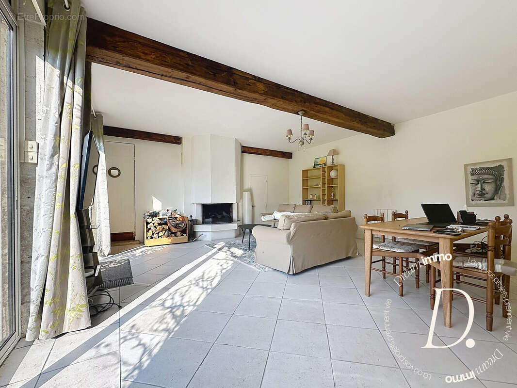 Séjour lumineux avec cheminée à insert. - Maison à GIVERNY