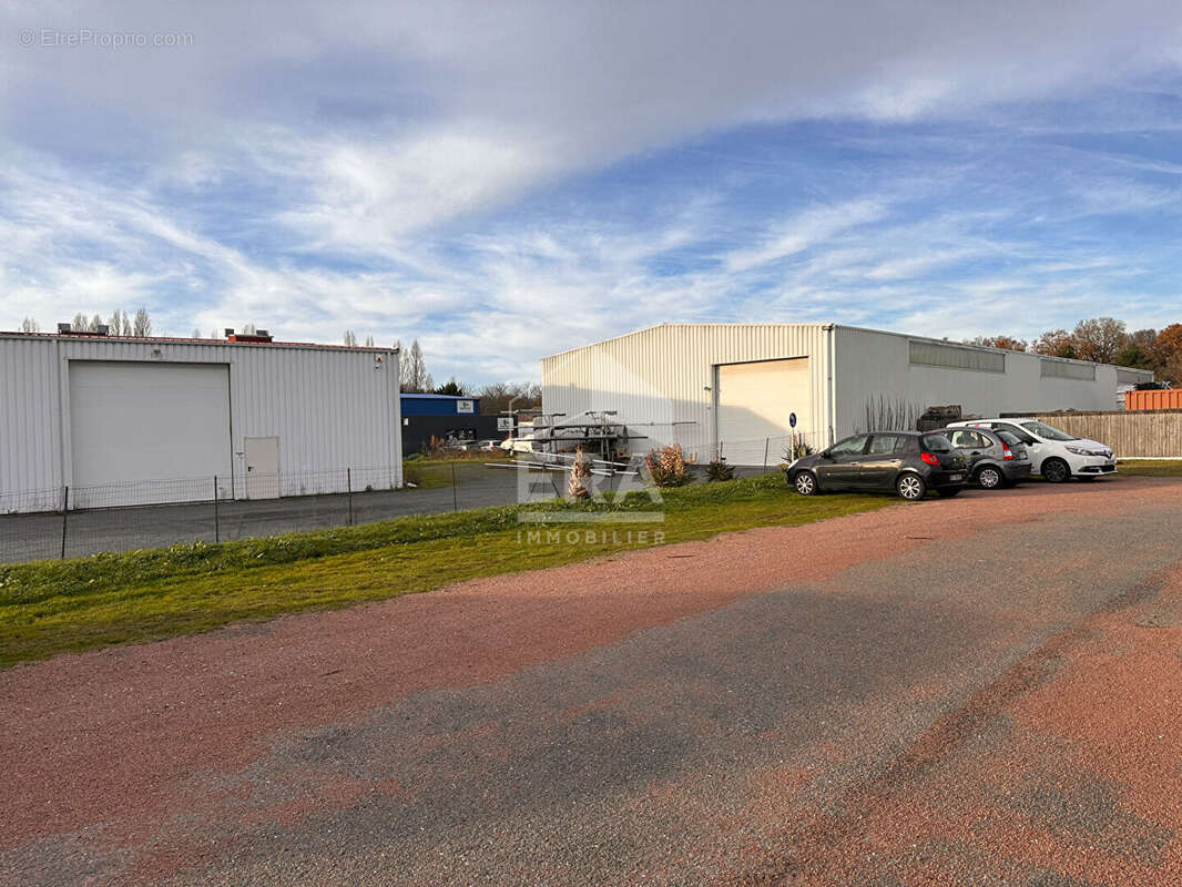 Commerce à SAINT-LAURENT-DE-LA-PREE