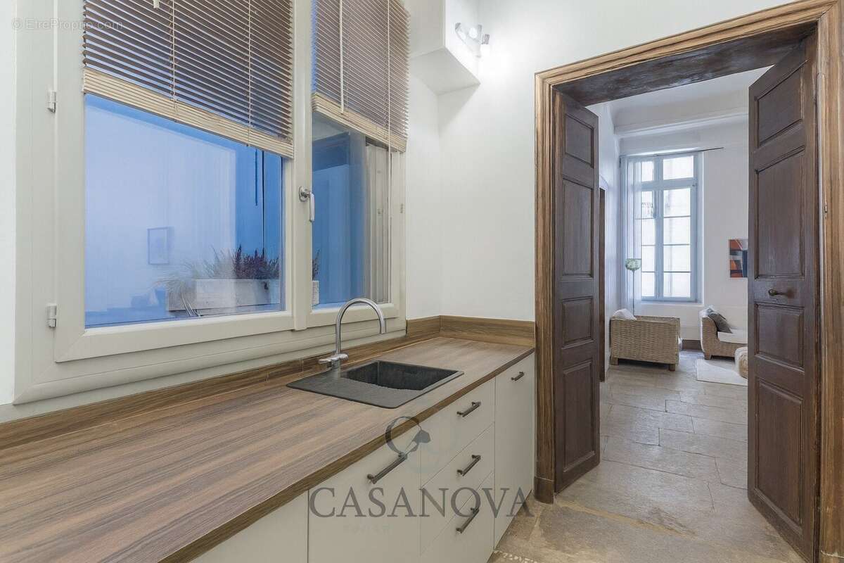 Appartement bourgeois rénové de 61 m² avec cheminée dans l'Écusson à Montpellier - photo 9