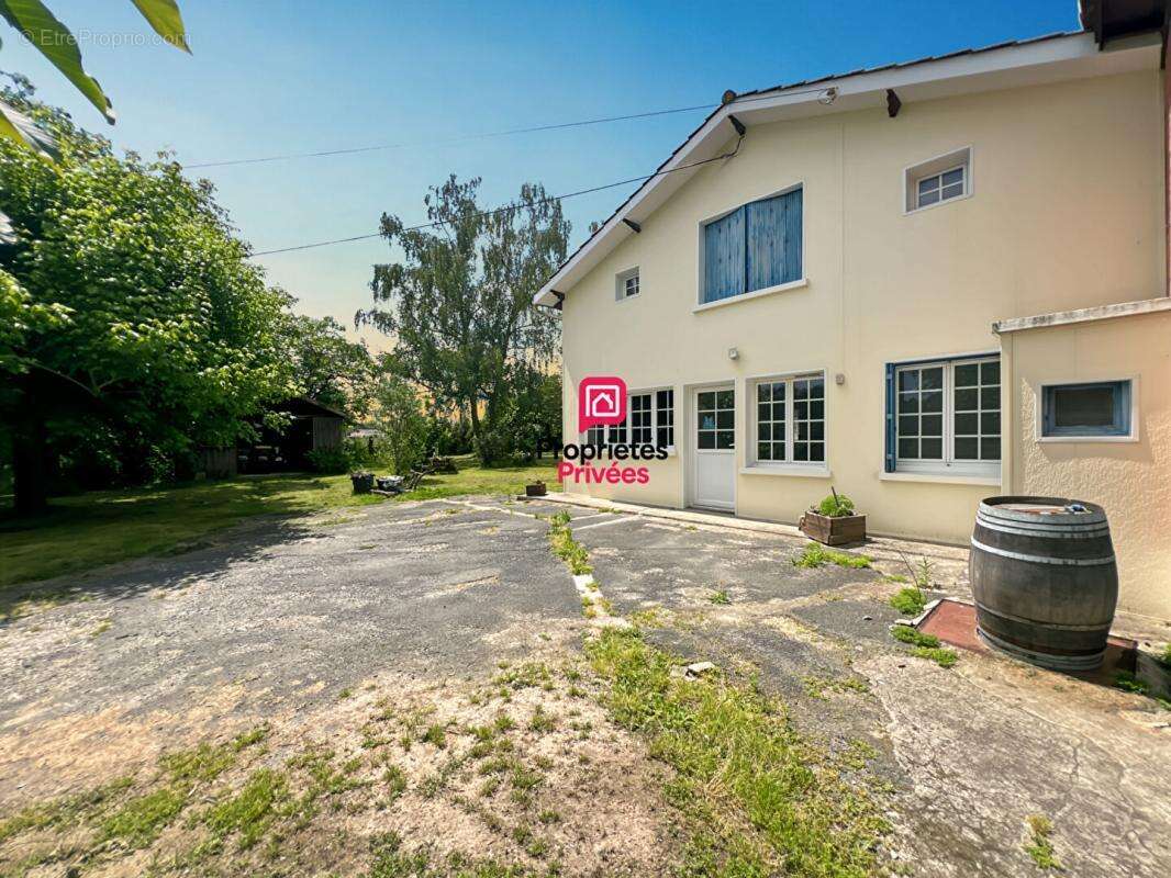 Maison en pierre 118 m² sur plus d'un hectare avec dépendances - photo 2