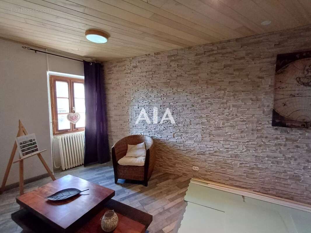 Maison à LES ADJOTS