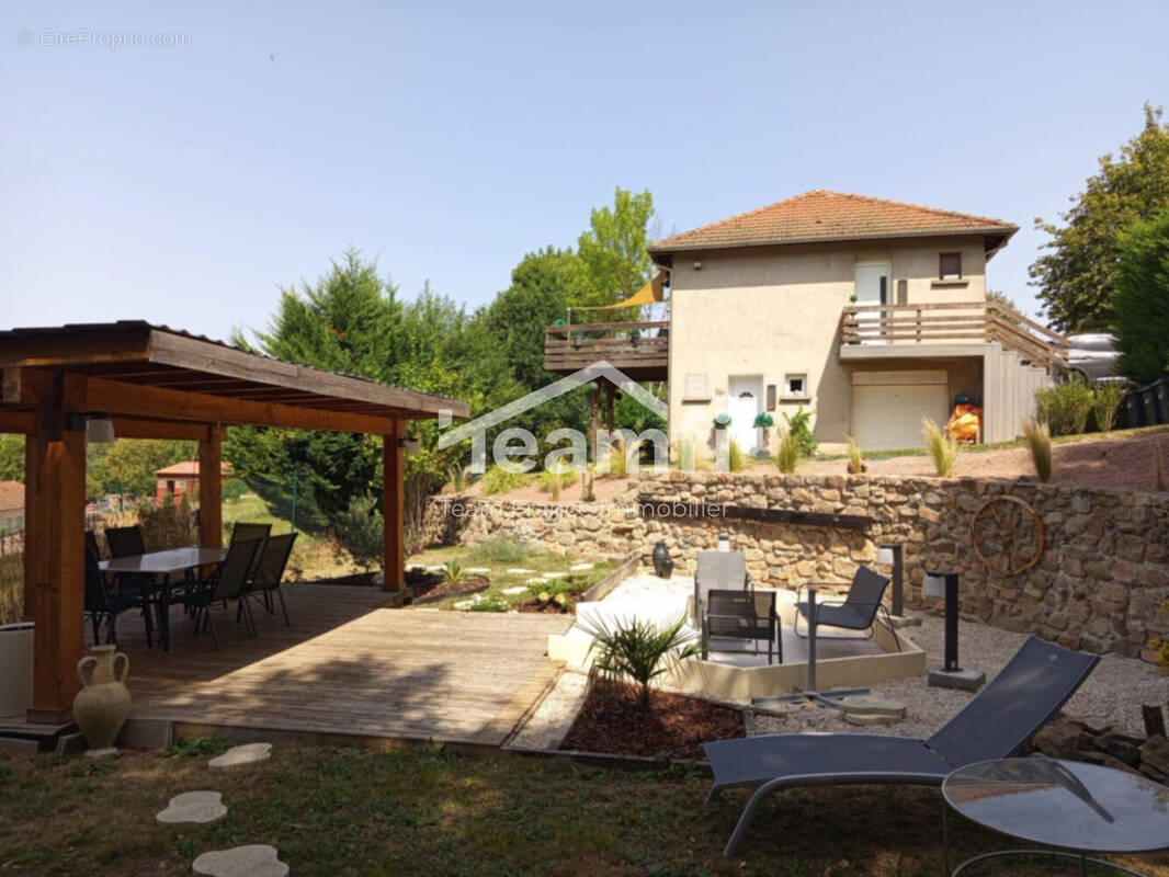 Maison 240 m² à Saint-Just-En-Chevalet  - photo 2