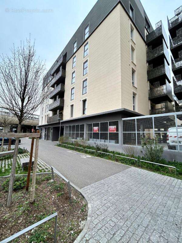 1 PLACE DE PARKING - Bas Cenon - Près de ligne A et  à 50 mètres de l'arrêt SNCF de Cenon - photo 2
