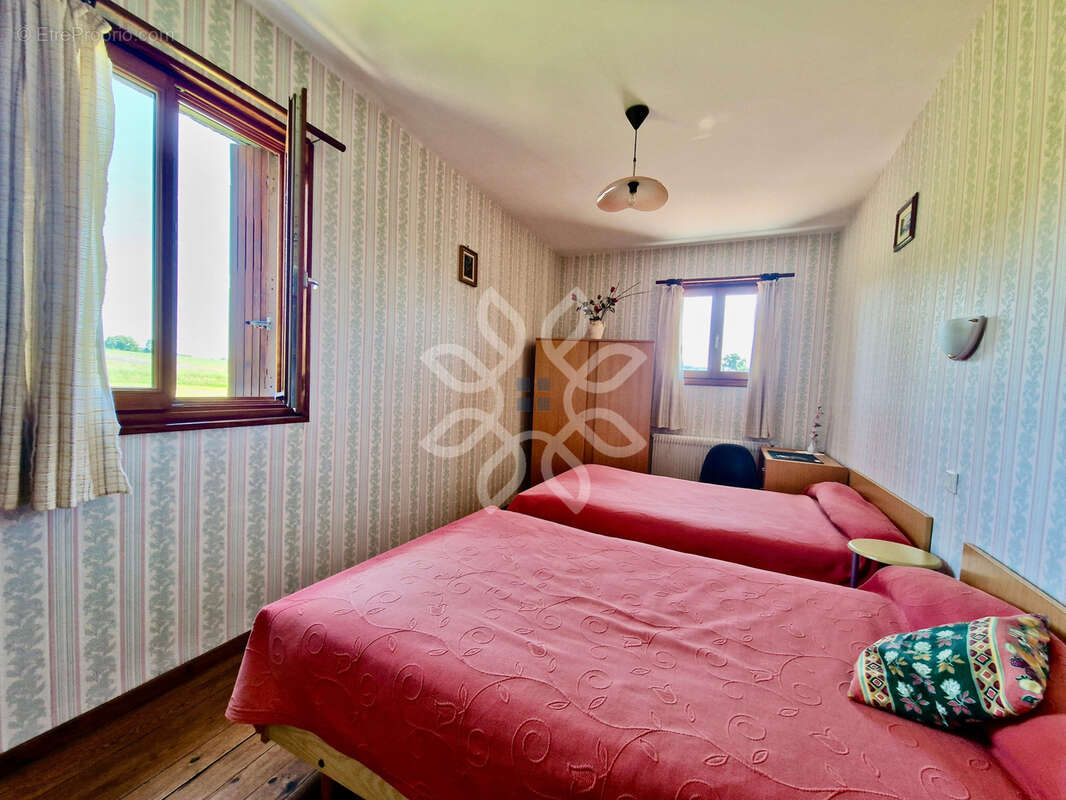 Maison à SAINTE-EUGENIE-DE-VILLENEUVE