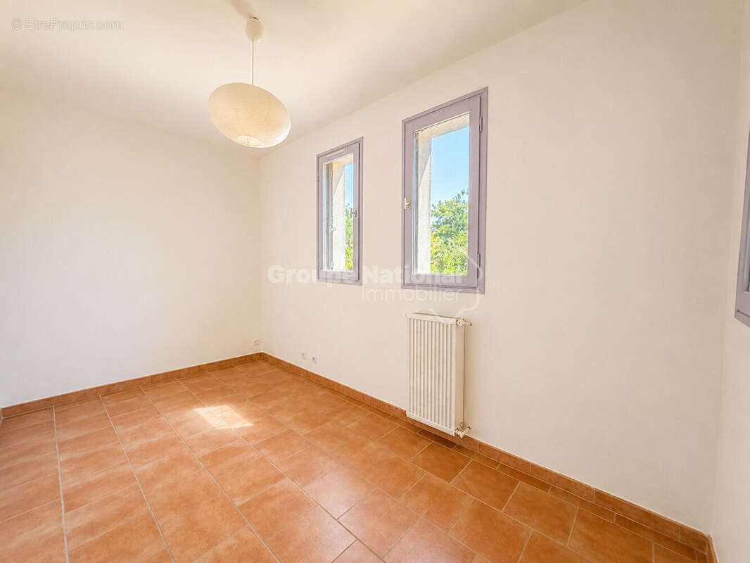 ENSUES LA REDONNE: Villa de type 6 de 142 m2 sur un terrain de 1066 m2. - photo 10