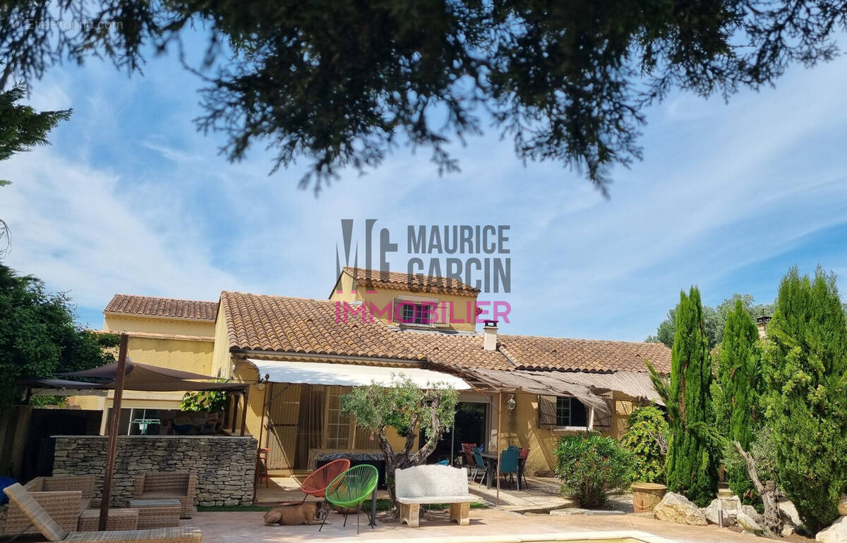 Maison à ENTRAIGUES-SUR-LA-SORGUE
