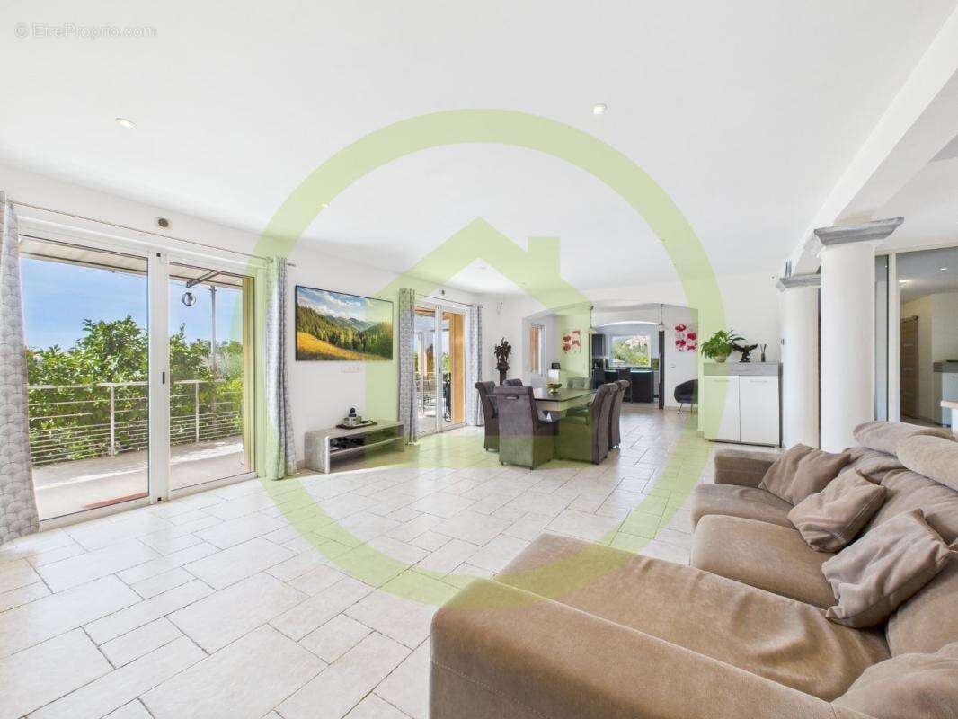 Maison à CHATEAUNEUF-GRASSE