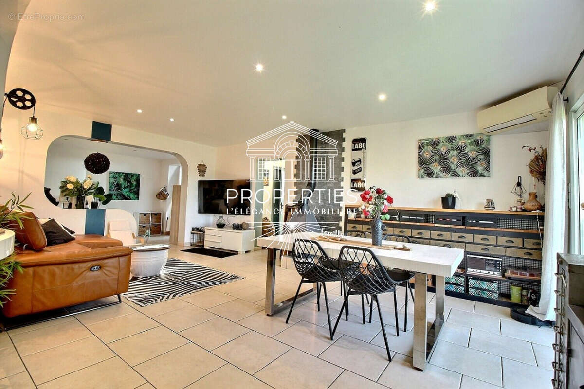 Maison à BORMES-LES-MIMOSAS