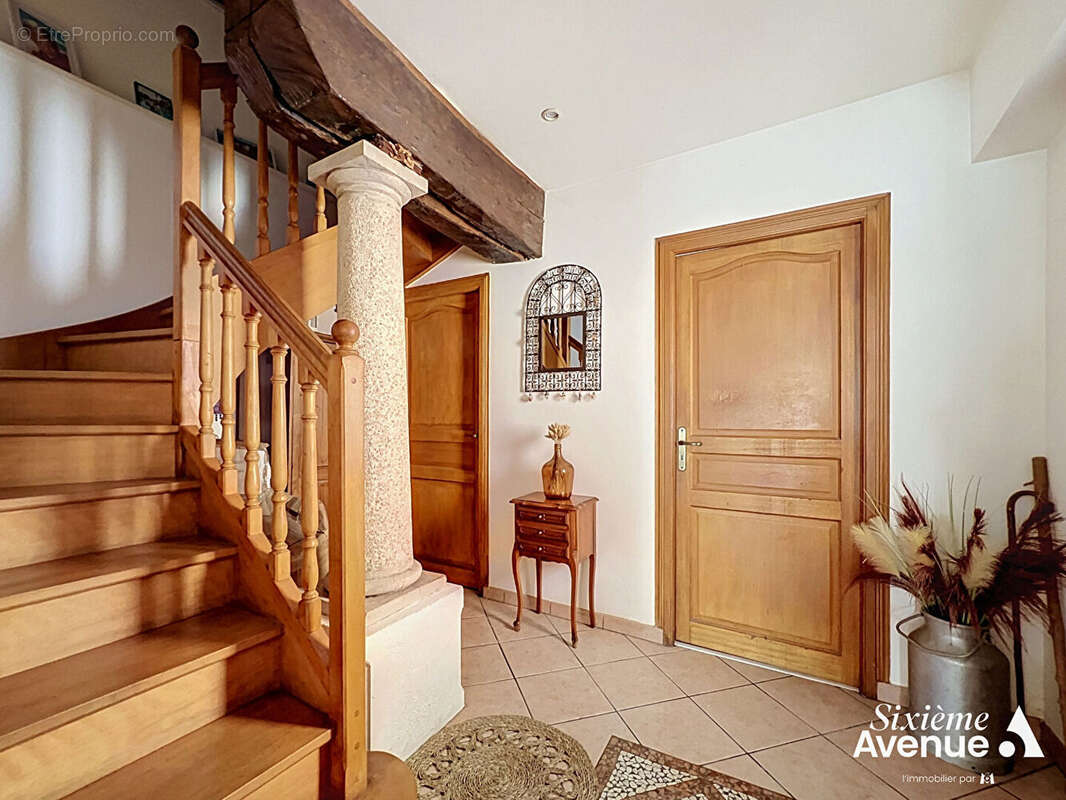 Maison de Village à Saint-Symphorien d'Ozon, 5 pièces, 3 chambres 119 m2. - photo 5