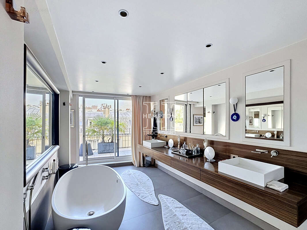 Appartement à PARIS-16E