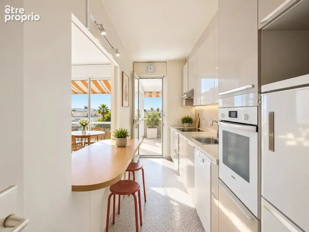 DERNIER ÉTAGE – MAS DU TANIT – JUAN-LES-PINS Environ 90 m² • Terrasse de 100 m² • Triple exposition • Vues mer & montagnes • Pis - photo 3