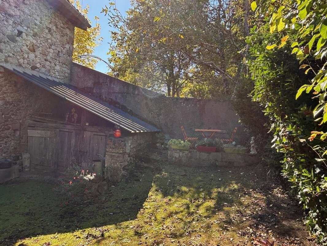 Maison à MONTBRUN-BOCAGE