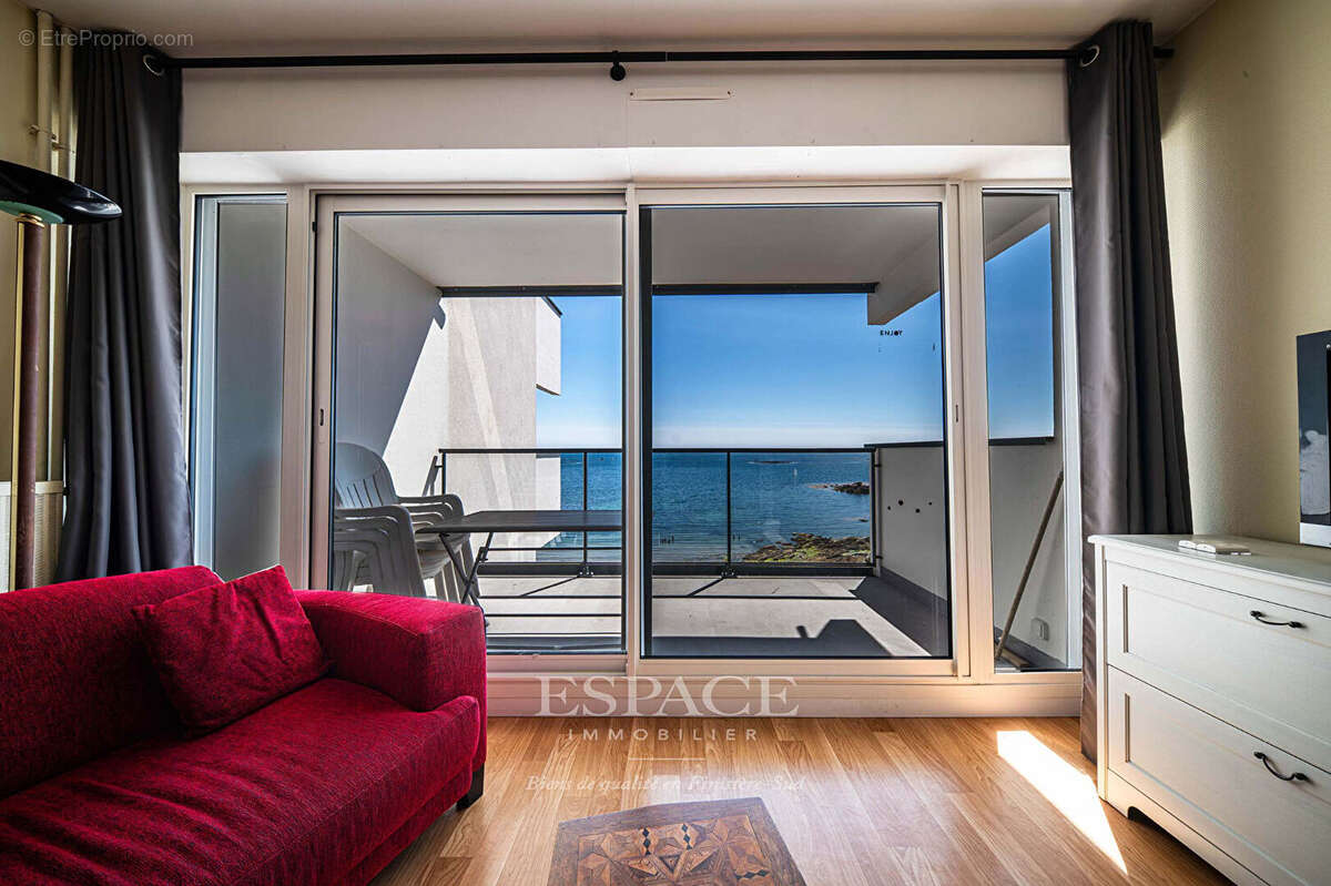 À vendre, dans le triangle d'or Concarnois - face à la mer : appartement 2 pièces avec terrasse et parking - photo 2