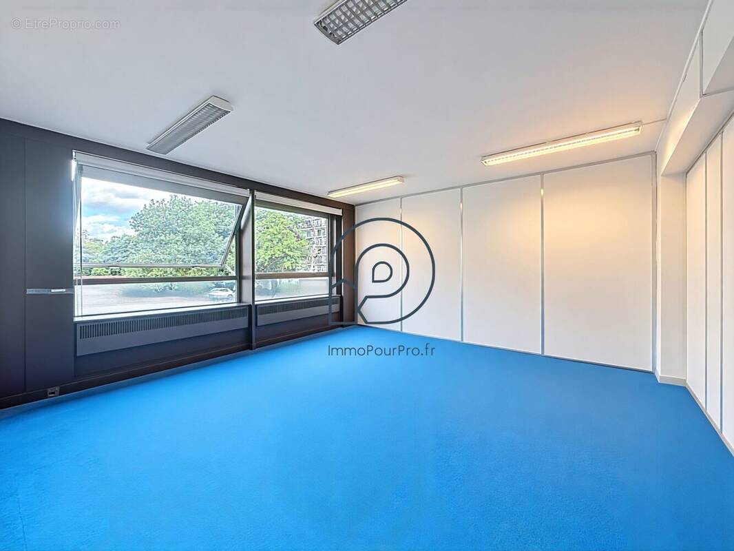 Commerce 40 m² à Croix  - photo 2