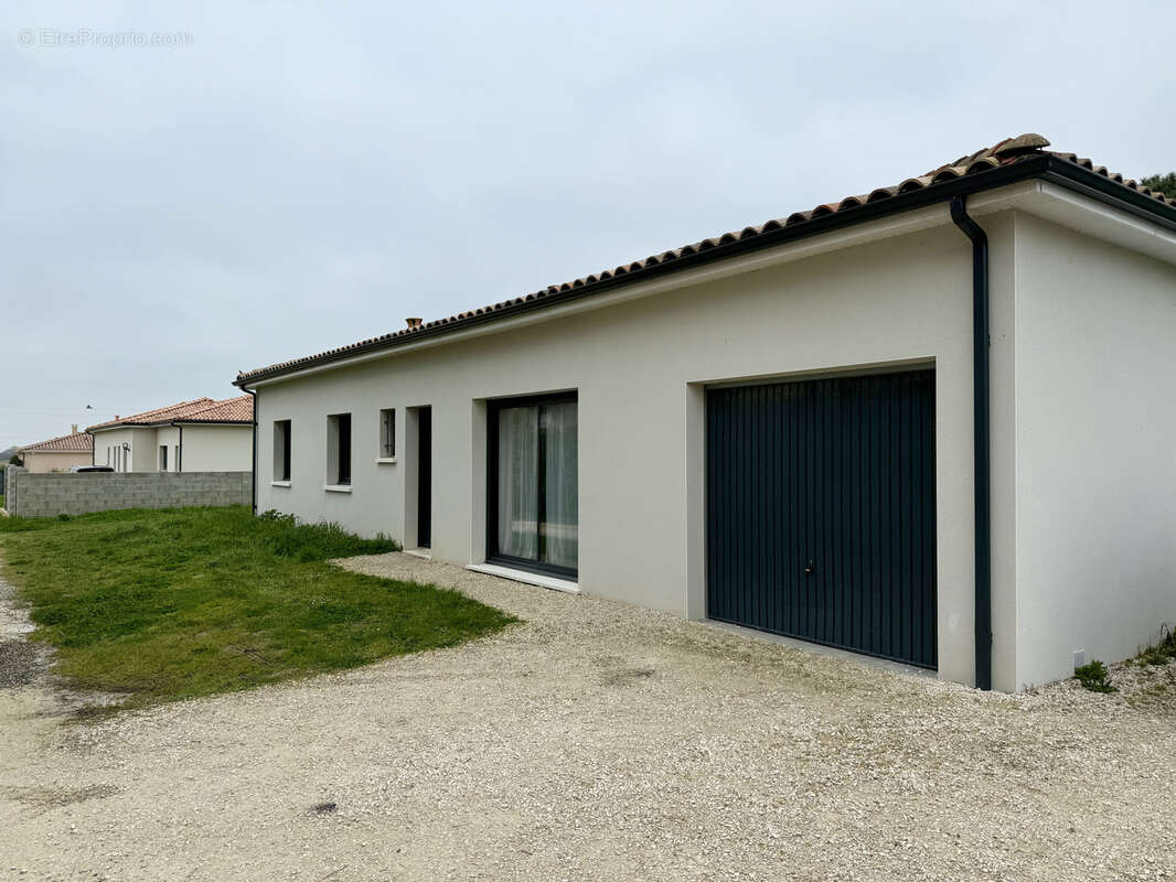 Maison à MONTAIGUT-SUR-SAVE