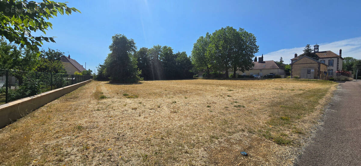 Terrain à MONTGUEUX