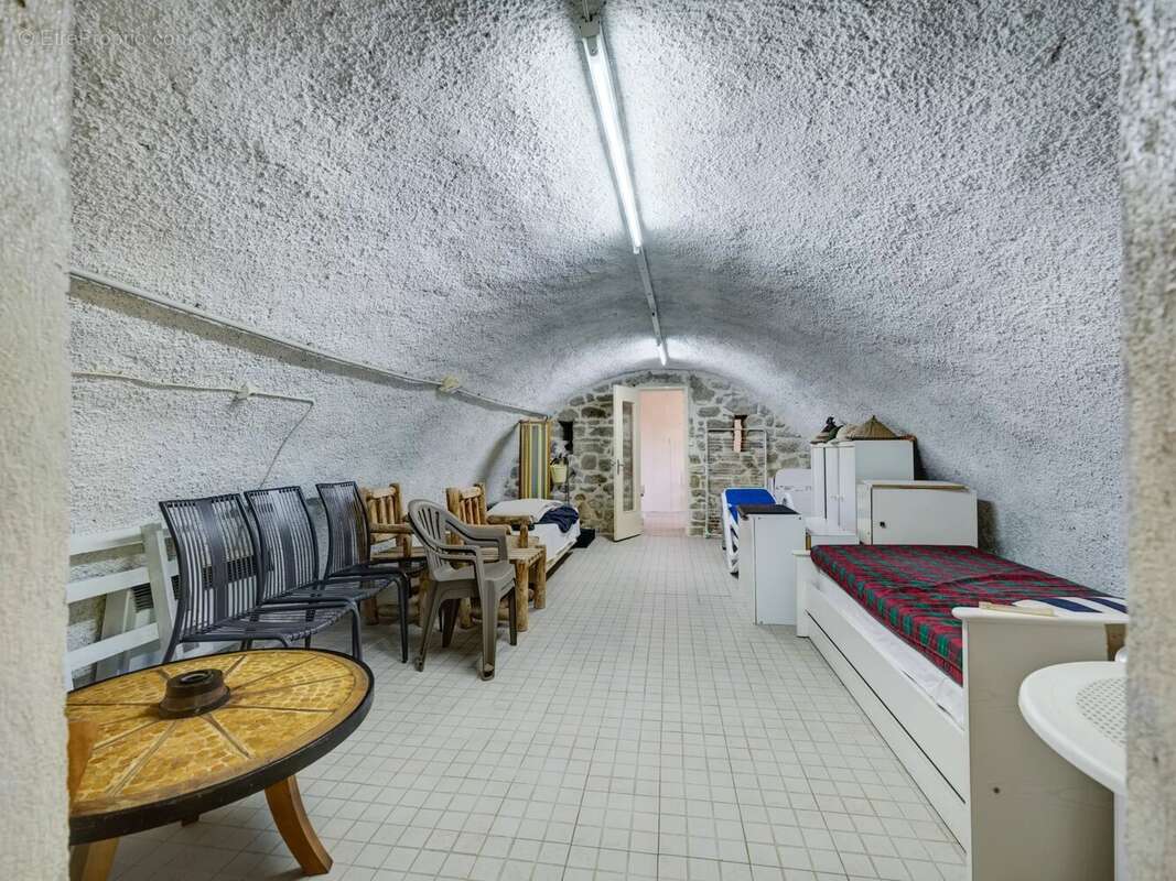 CONTES Maison avec piscine, garage et fort potentiel locatif – calme absolu proche Castellar - photo 26