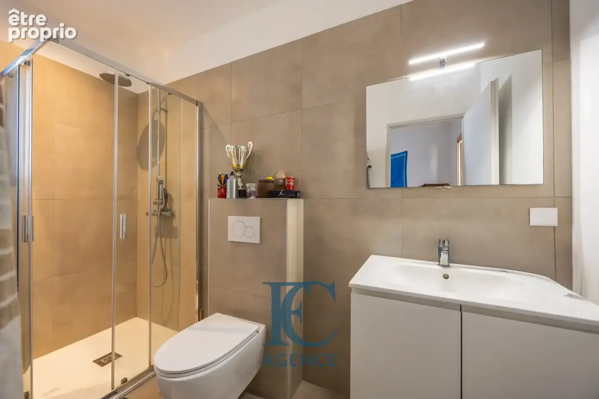 Maison contemporaine 6 pièces 190 m2 avec piscine et garage à proximité immédiate des criques - photo 9